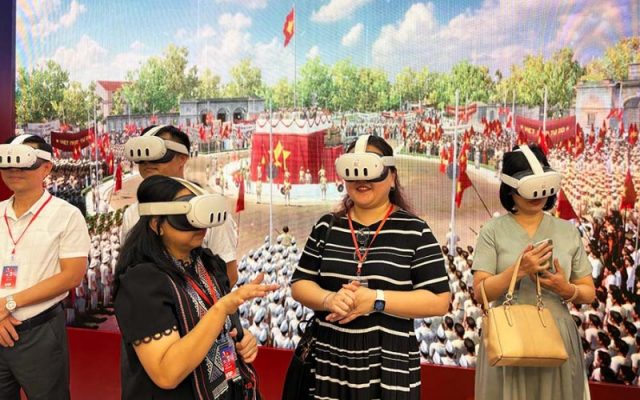 Người dân trở về thời khắc thiêng liêng bằng công nghệ VR